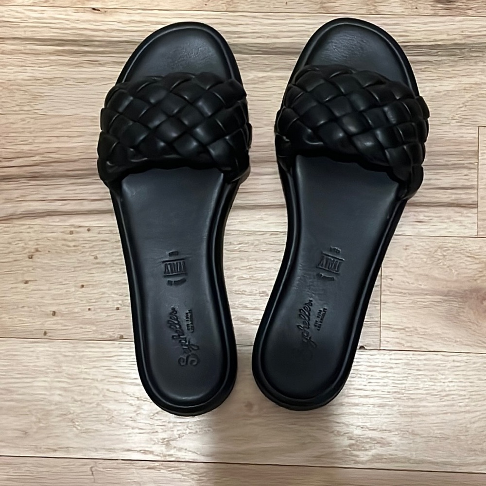 Great cushioned shoes!  Worn once!